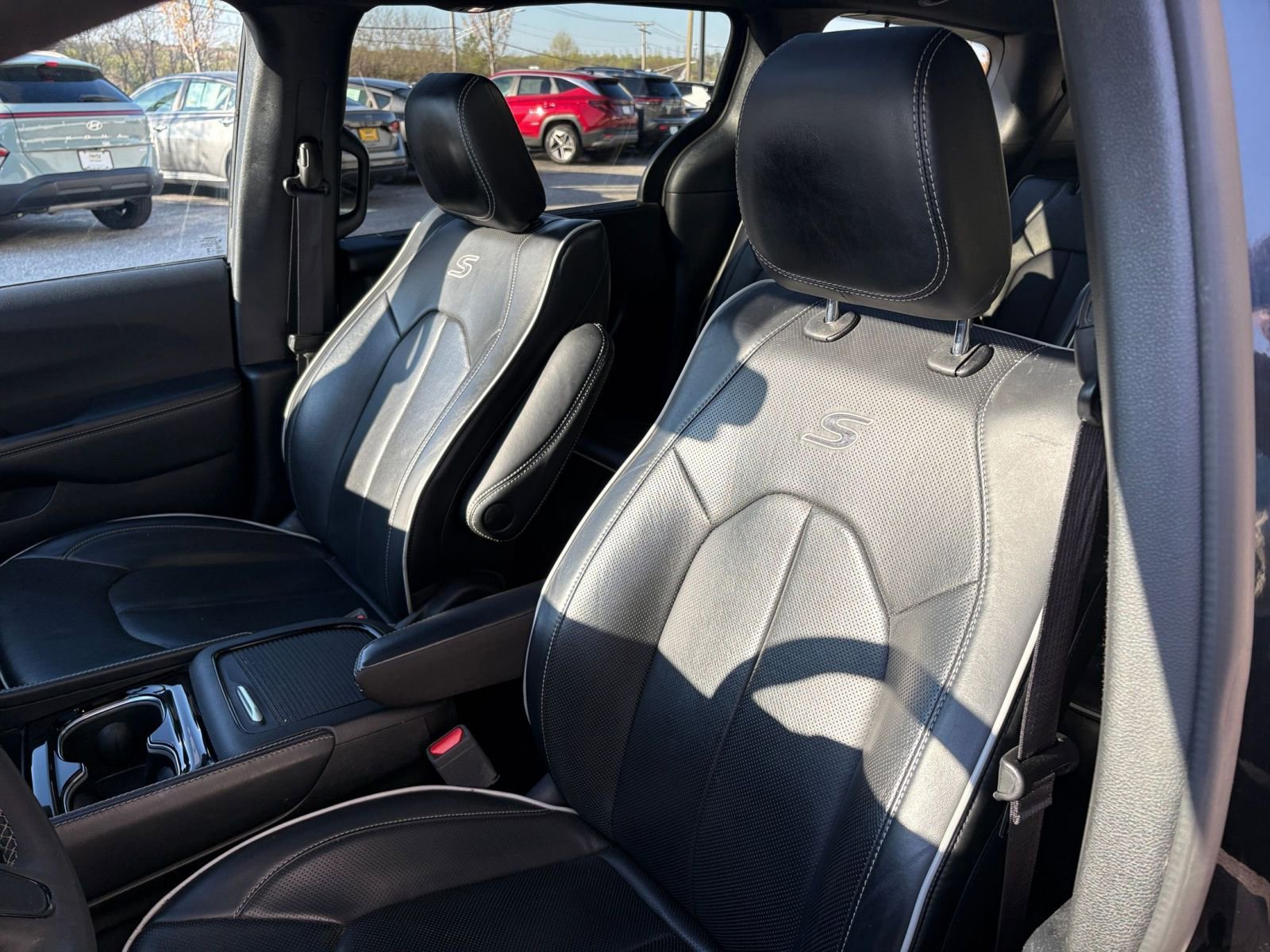 Used 2025 Chrysler Pacifica Limited image 41