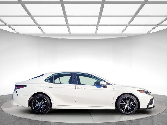 Used 2022 Toyota Camry SE FWD image 3