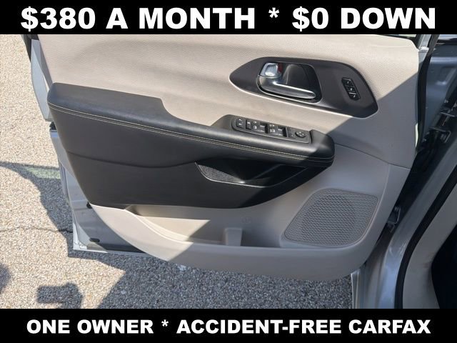 Used 2023 Chrysler Pacifica Touring-L image 10