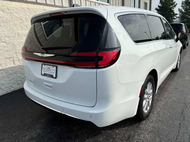 Used 2024 Chrysler Pacifica Touring-L FWD image 3