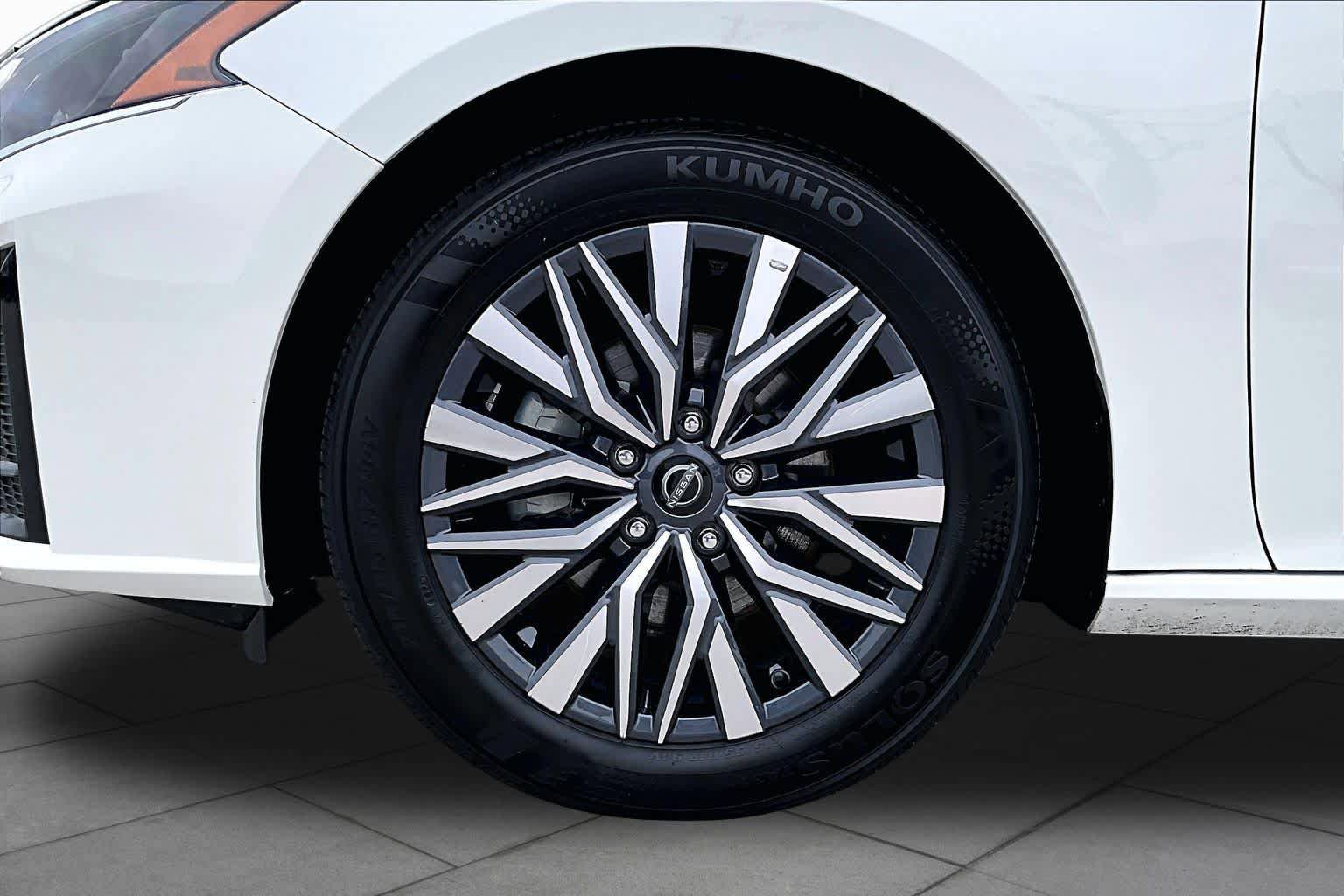 Used 2025 Nissan Altima 2.5 SV FWD image 11