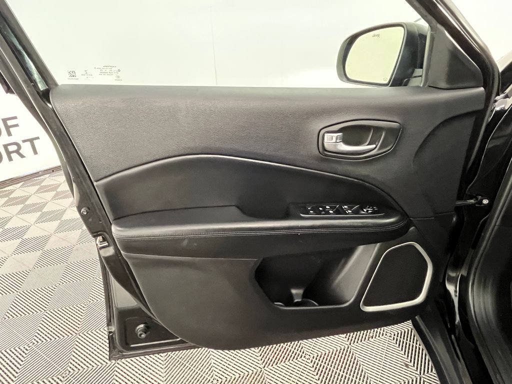 Used 2019 Jeep Compass Latitude AWD/4WD image 24