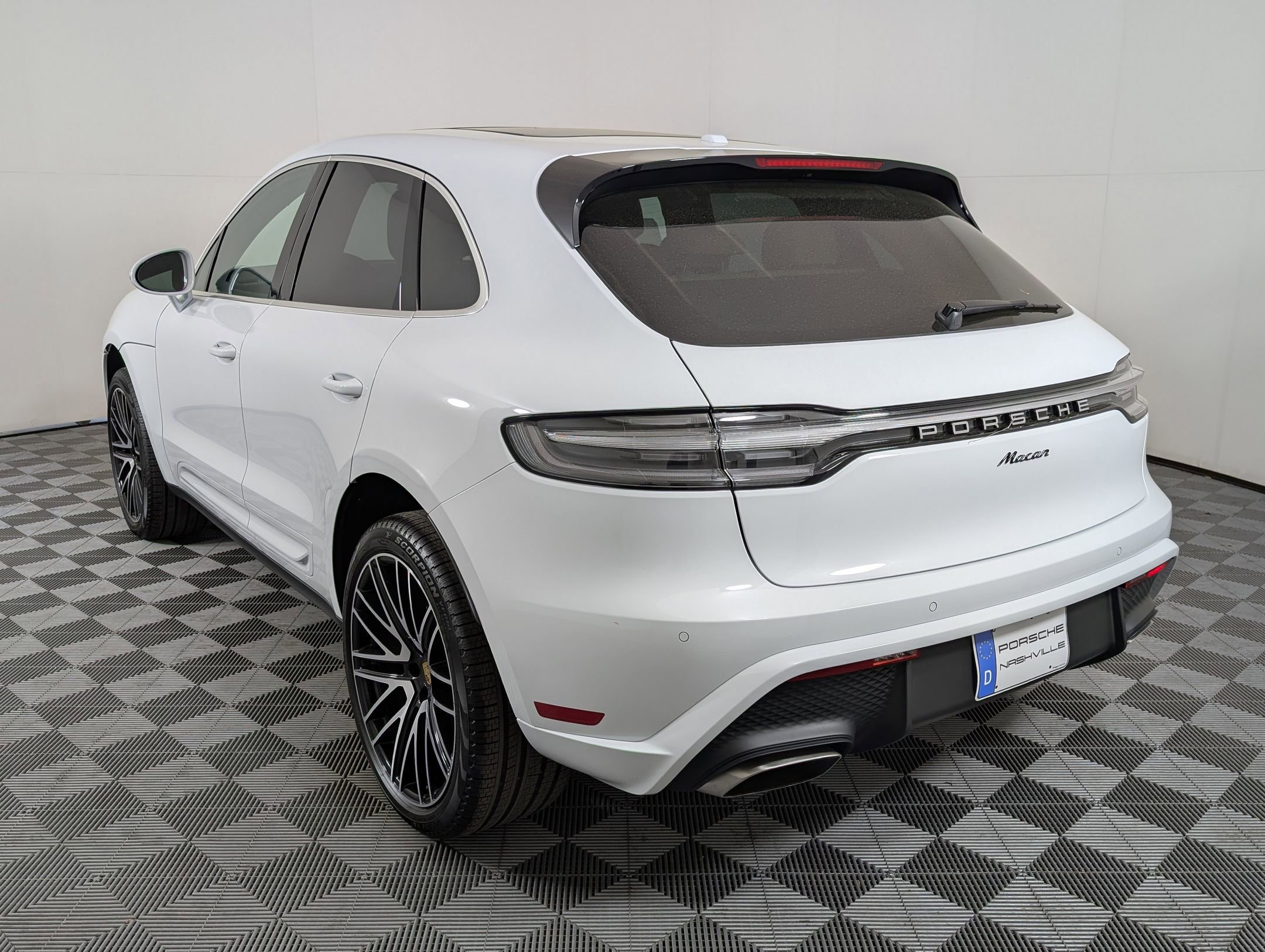 Certified 2025 Porsche Macan image 3