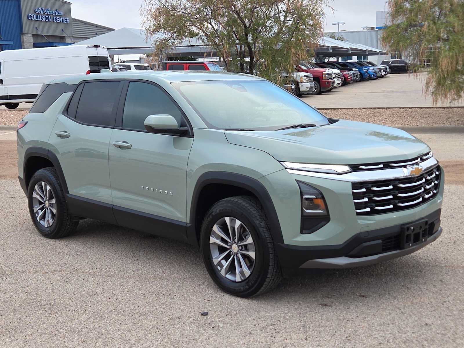 Used 2026 Chevrolet Equinox LT w/ Convenience Package II FWD image 2