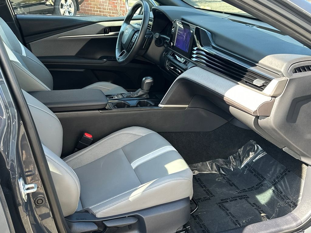 Used 2025 Toyota Camry SE w/ Convenience Package image 10