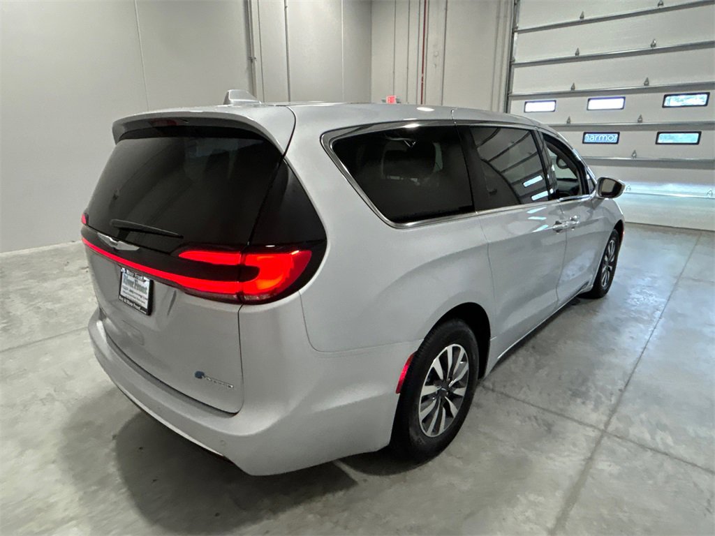 Used 2022 Chrysler Pacifica Touring-L image 6
