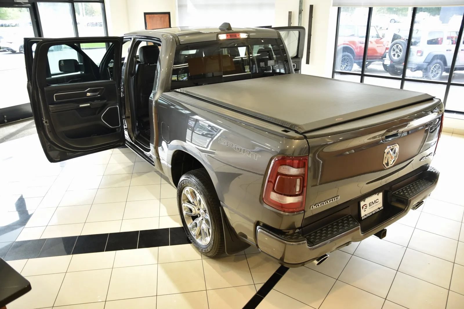 Used 2023 RAM 1500 Laramie AWD/4WD image 9