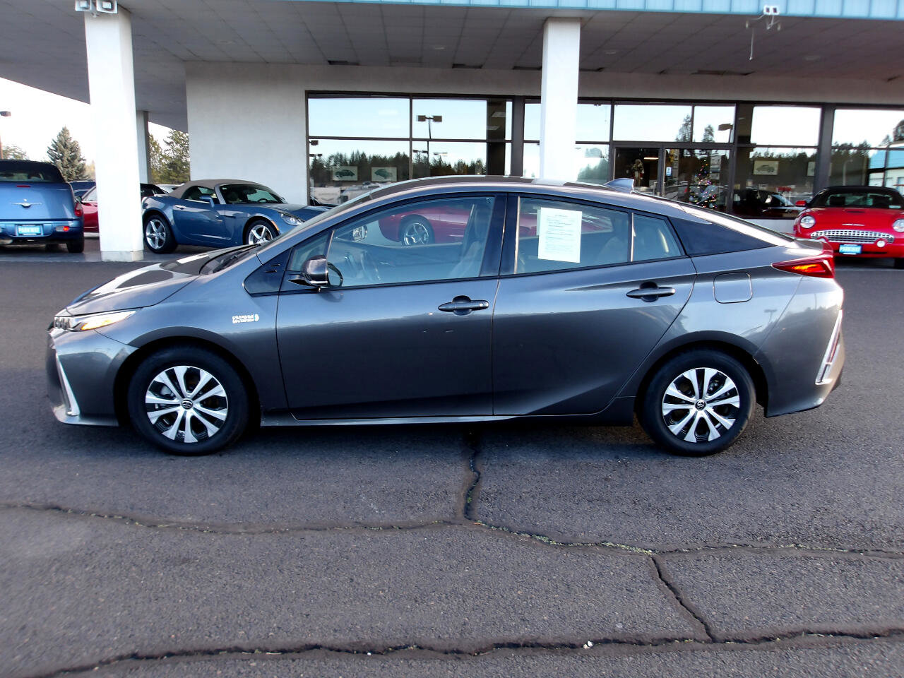 Used 2020 Toyota Prius Prime XLE image 2