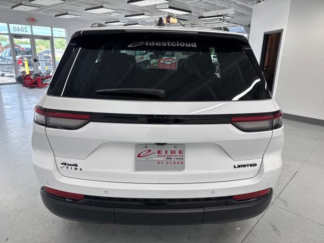 Used 2023 Jeep Grand Cherokee Limited w/ Black Appearance Package AWD/4WD image 11