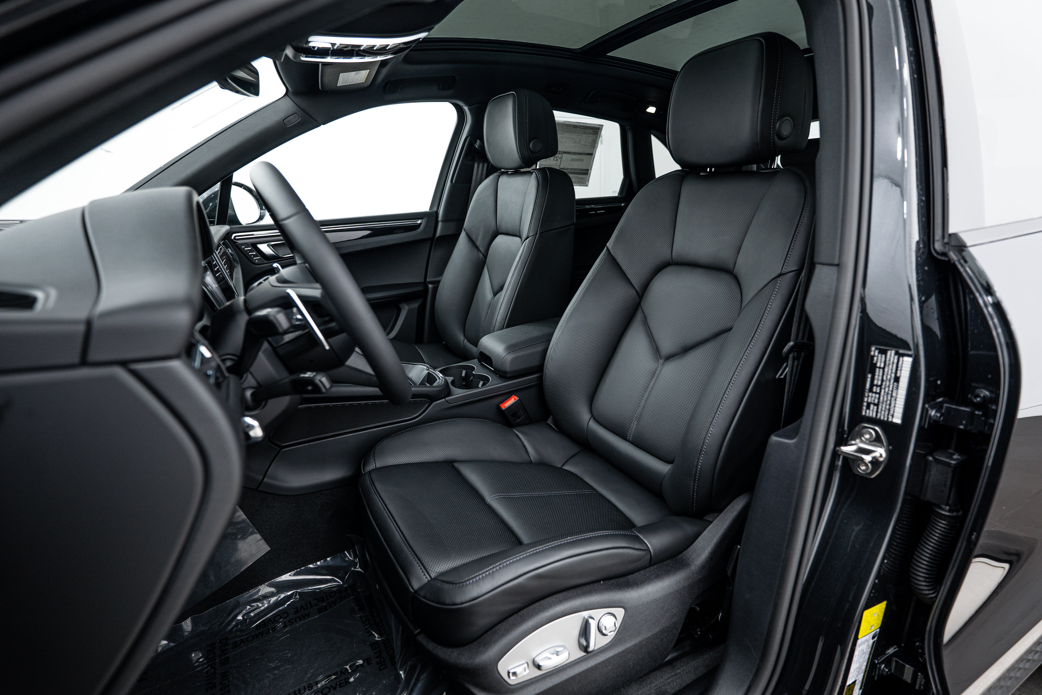 Certified 2026 Porsche Macan AWD/4WD image 5