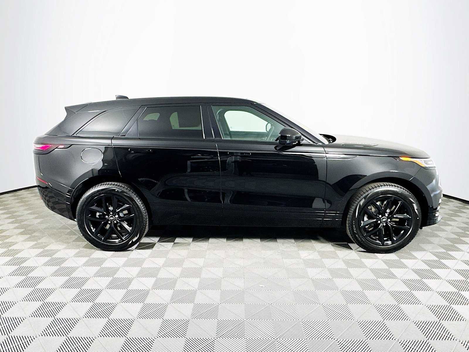 Used 2026 Land Rover Range Rover Velar Dynamic SE AWD/4WD image 4