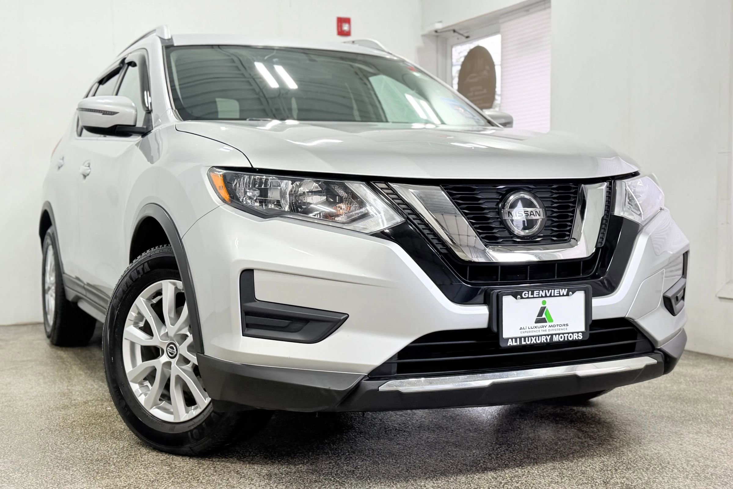 Used 2018 Nissan Rogue SV image 3