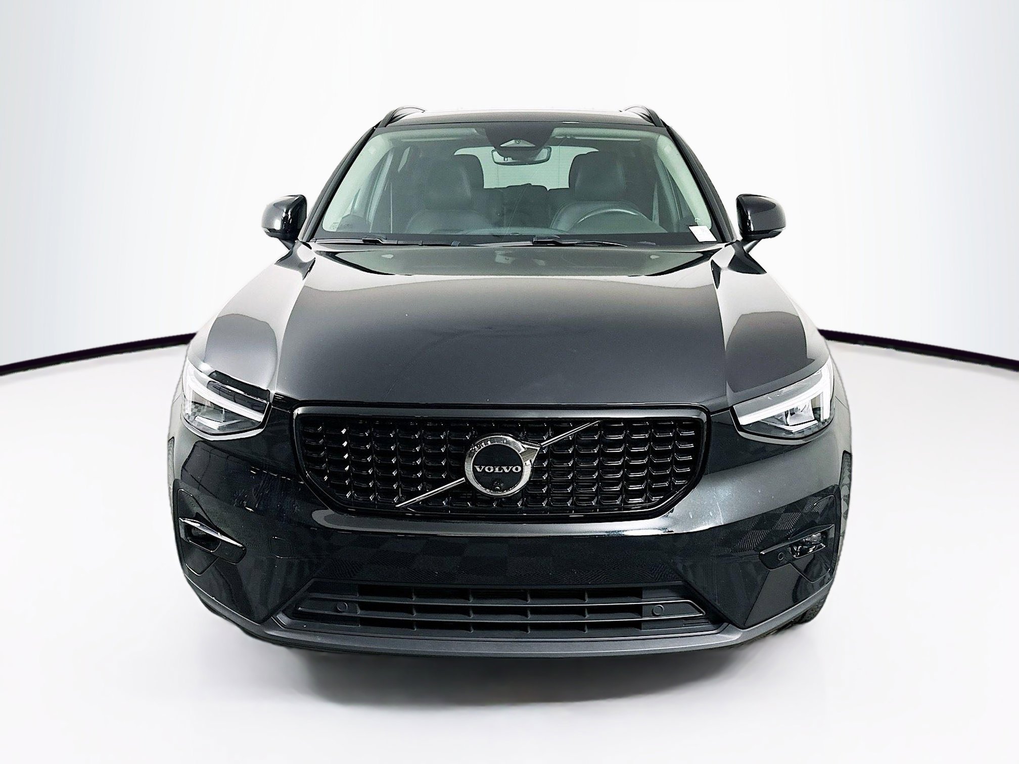 Used 2025 Volvo XC40 B5 Plus image 2