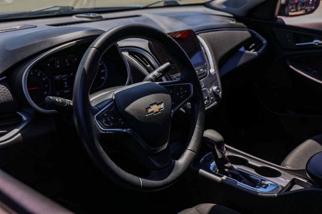Used 2025 Chevrolet Malibu RS FWD image 14