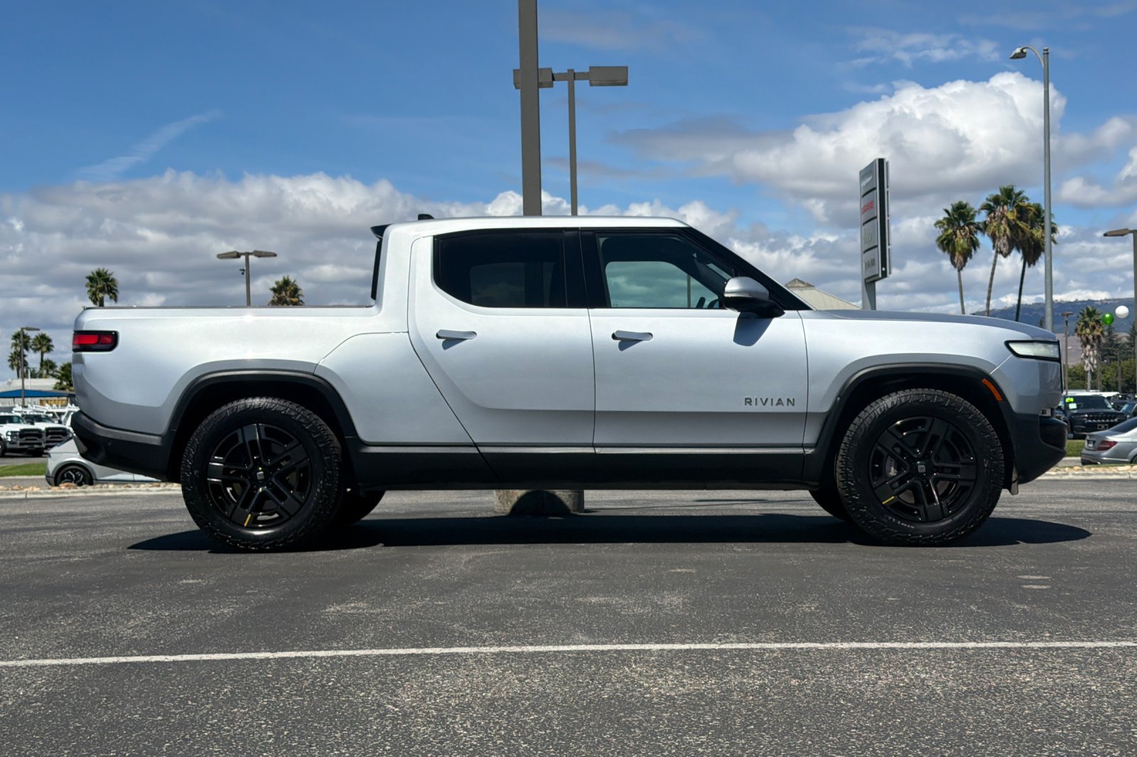 Used 2023 Rivian R1T Adventure Dual AWD/4WD image 3
