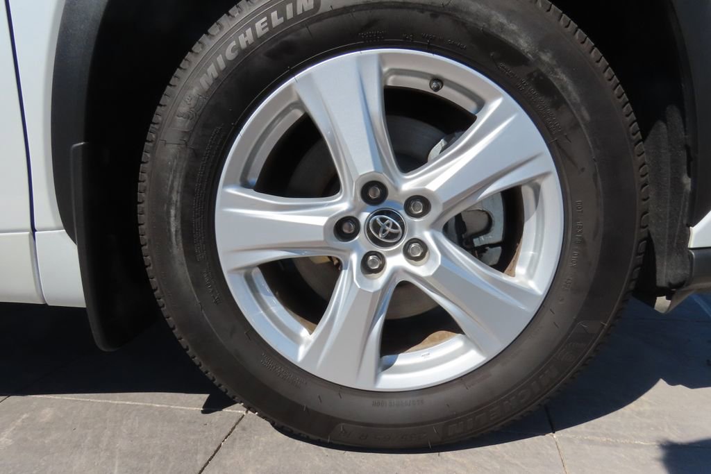 Certified 2022 Toyota Highlander L image 29