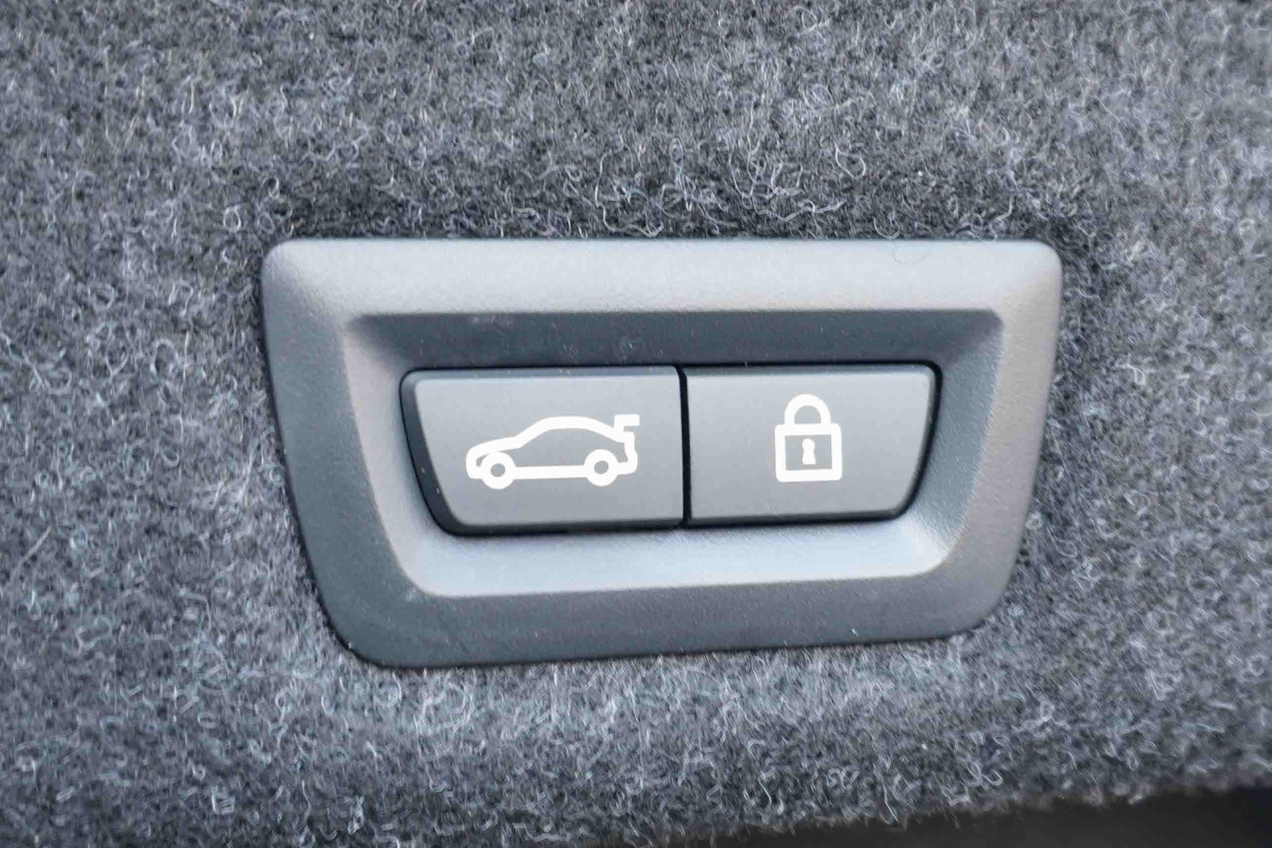 Used 2023 BMW 530e w/ Premium Package image 33