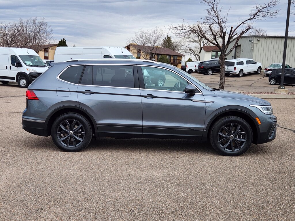 Used 2024 Volkswagen Tiguan SE image 2