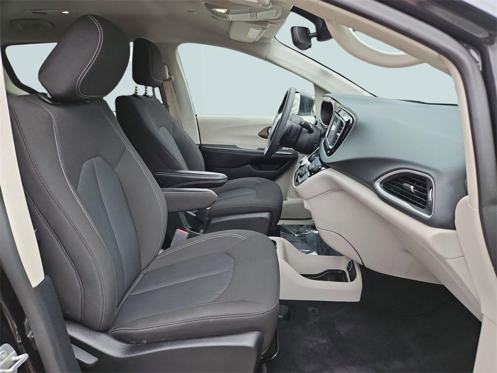 Used 2023 Chrysler Voyager LX image 27