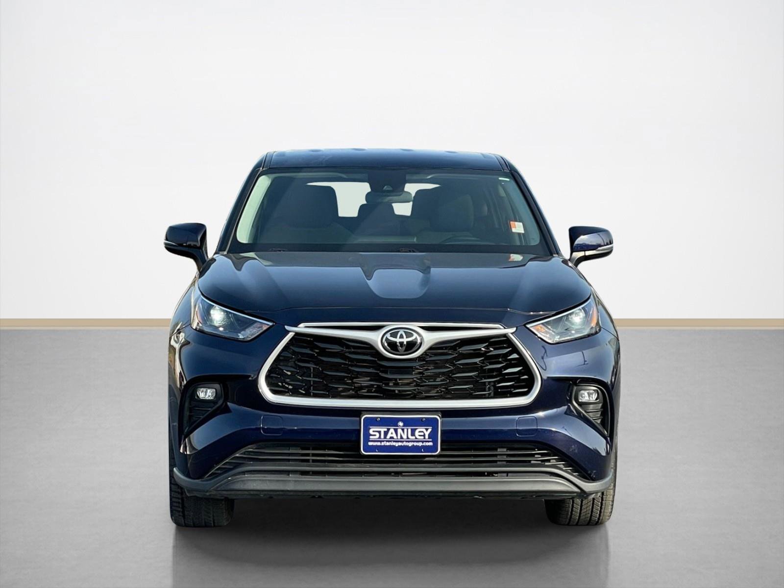 Used 2023 Toyota Highlander LE image 2