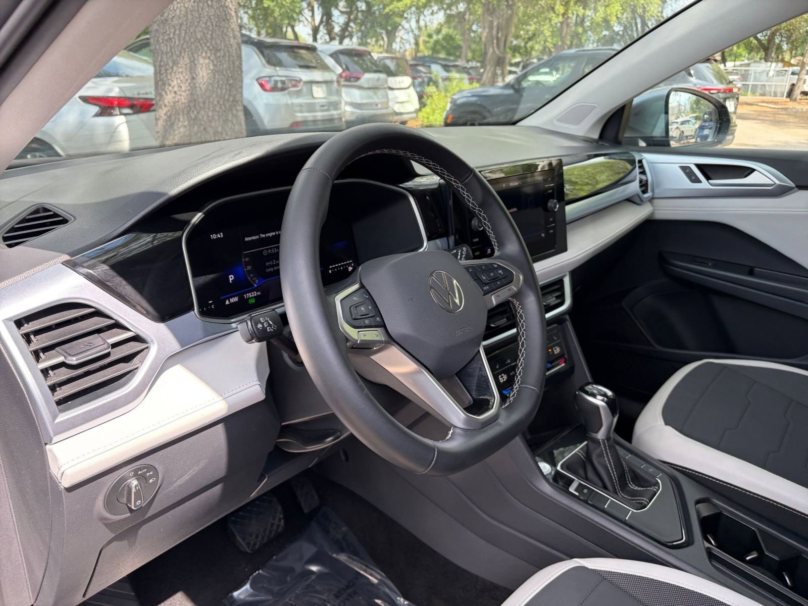 Used 2025 Volkswagen Taos SE image 33