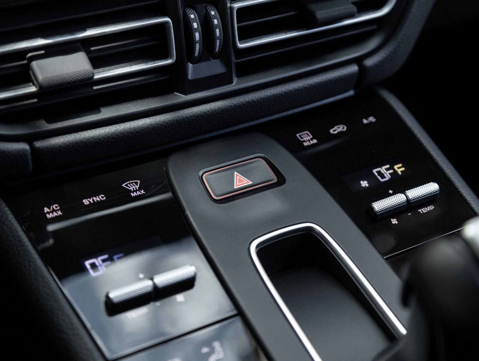 Certified 2023 Porsche Macan AWD/4WD image 25