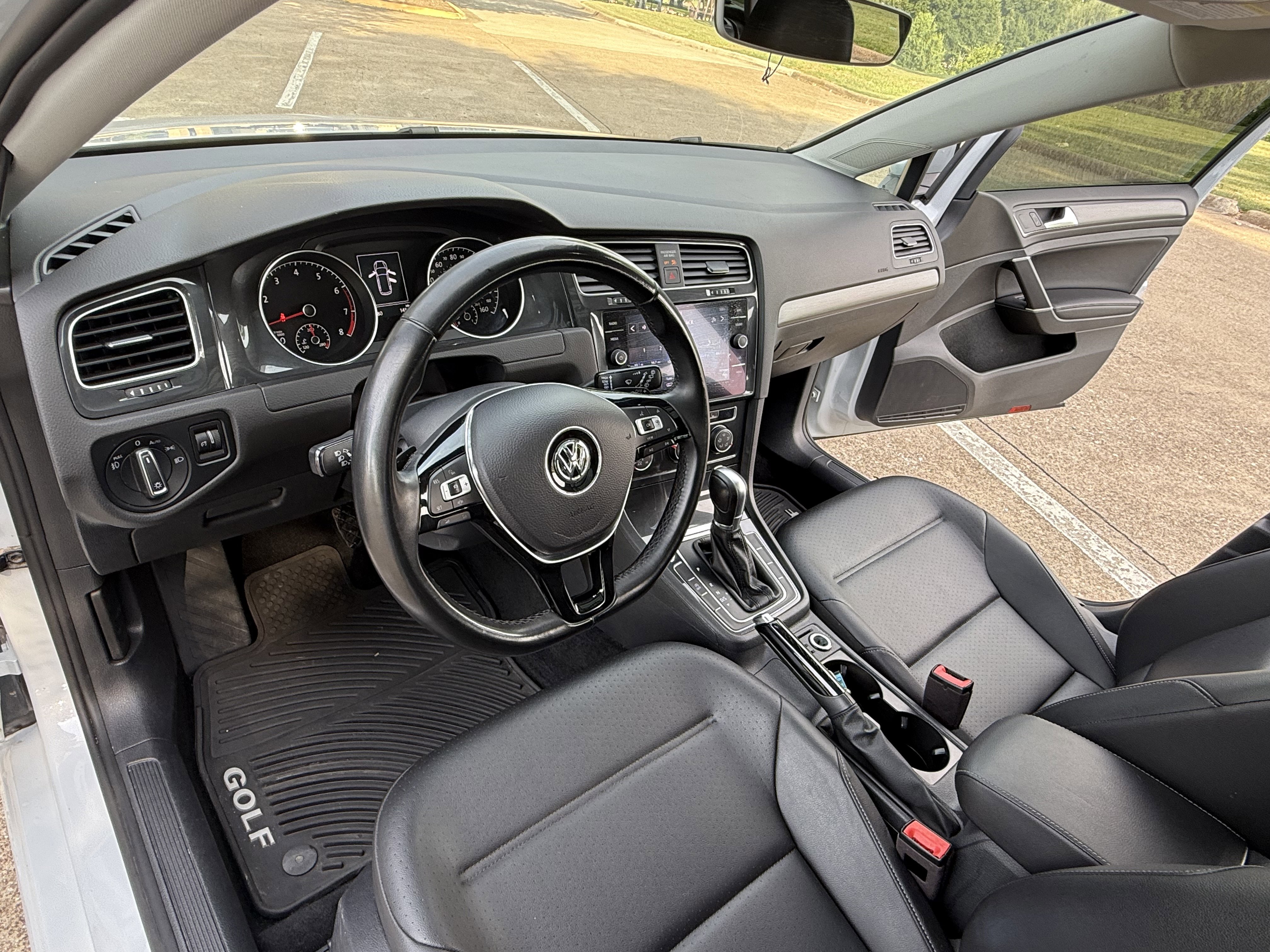 Used 2019 Volkswagen Golf SE image 22