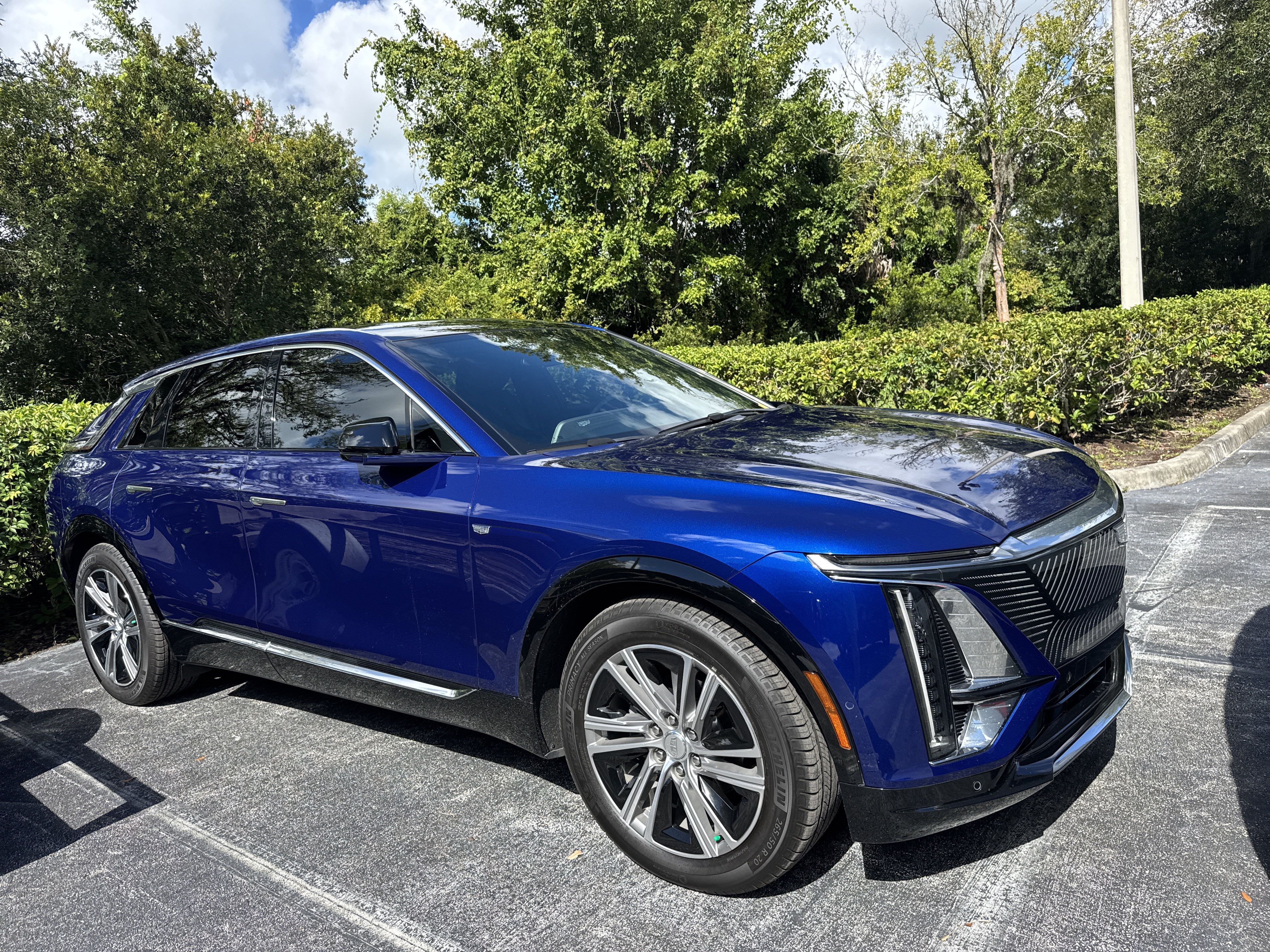Used 2024 Cadillac Lyriq Luxury AWD/4WD image 3