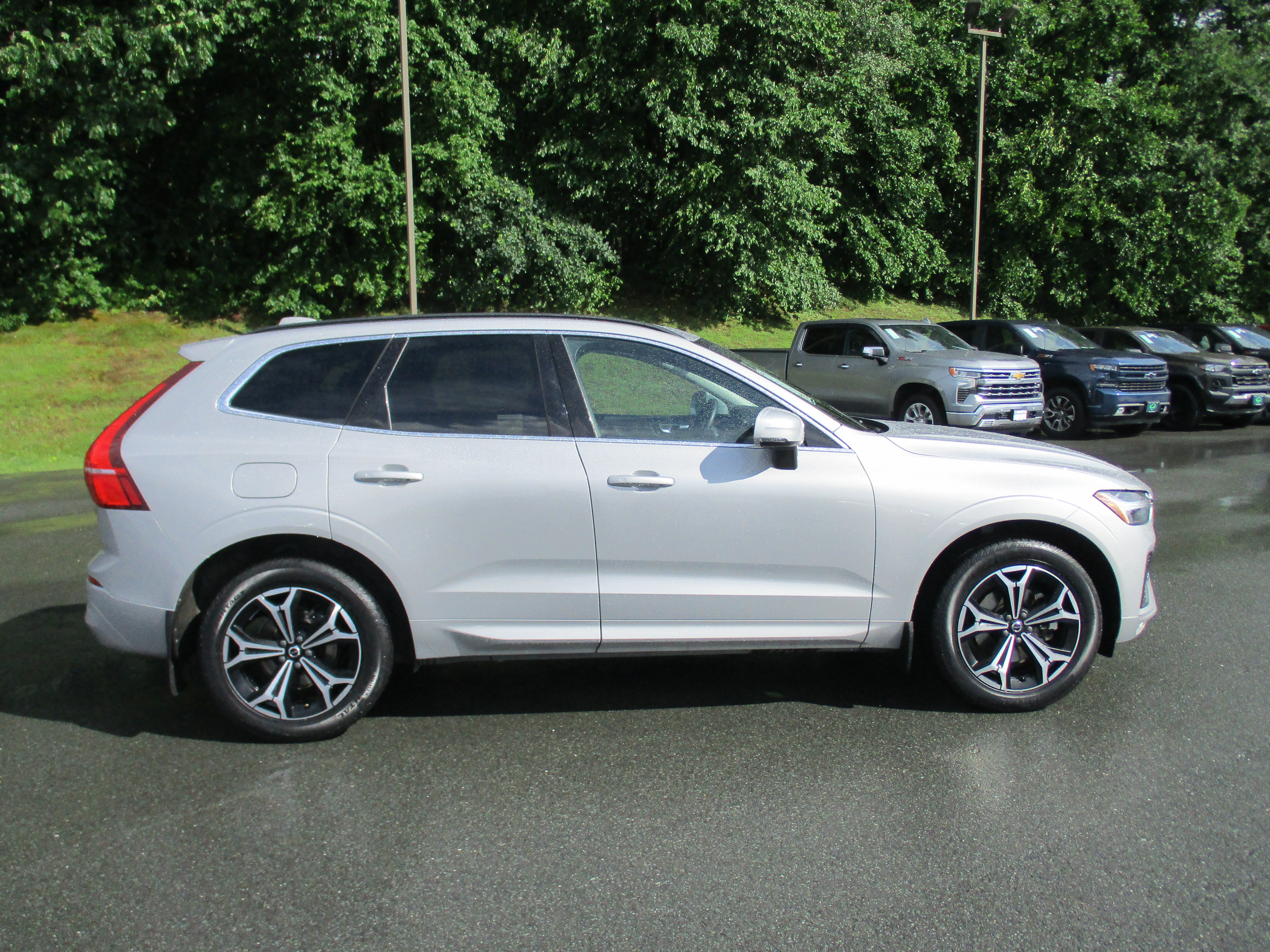 Certified 2022 Volvo XC60 B5 Momentum w/ Climate Package AWD/4WD image 4