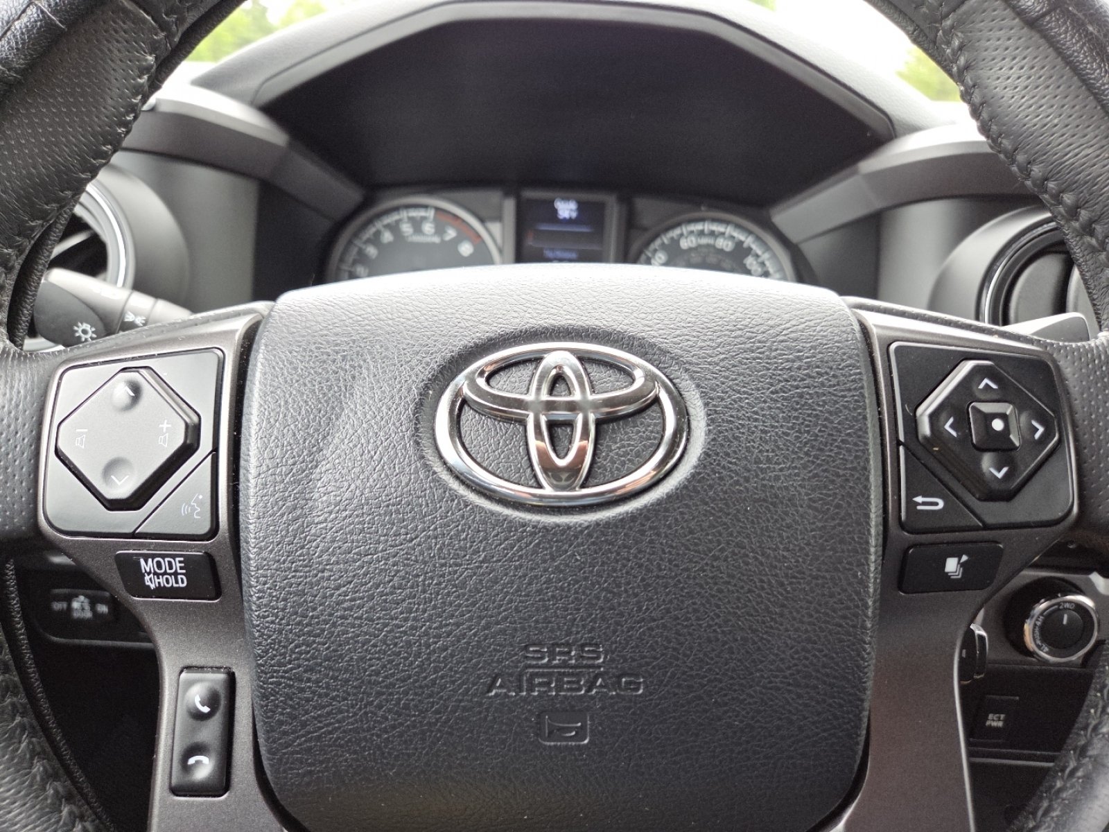 Used 2017 Toyota Tacoma TRD Sport AWD/4WD image 32