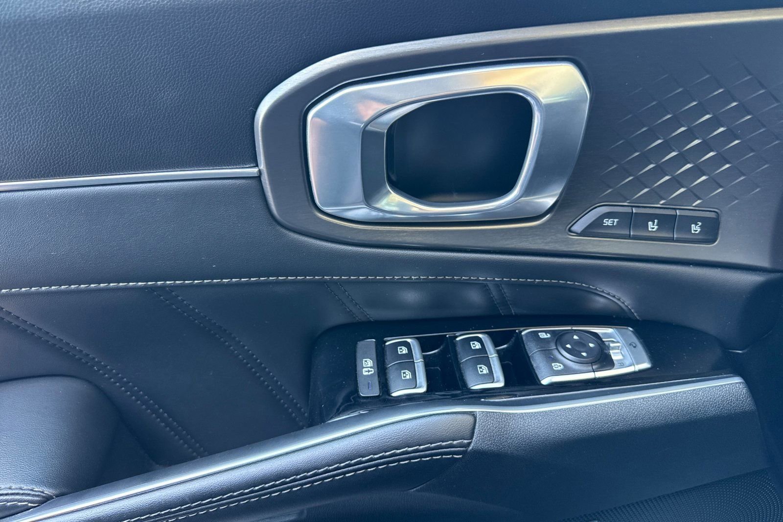 Used 2023 Kia Sorento SX image 11
