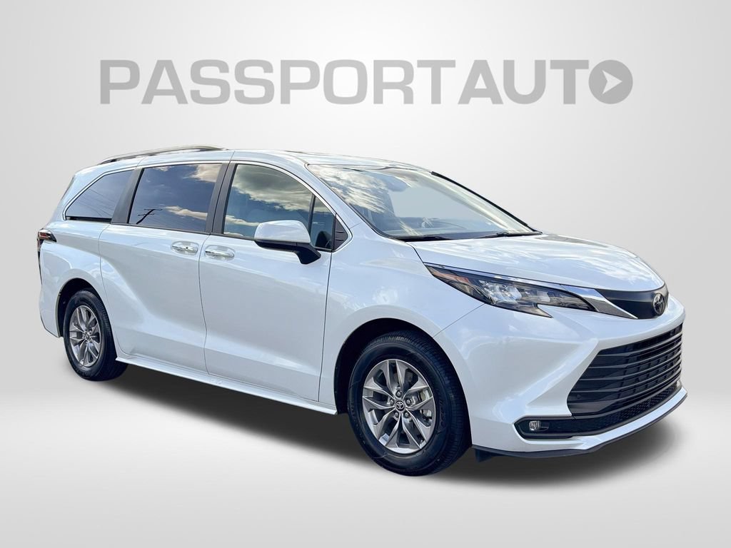 Used 2026 Toyota Sienna XLE FWD image 11