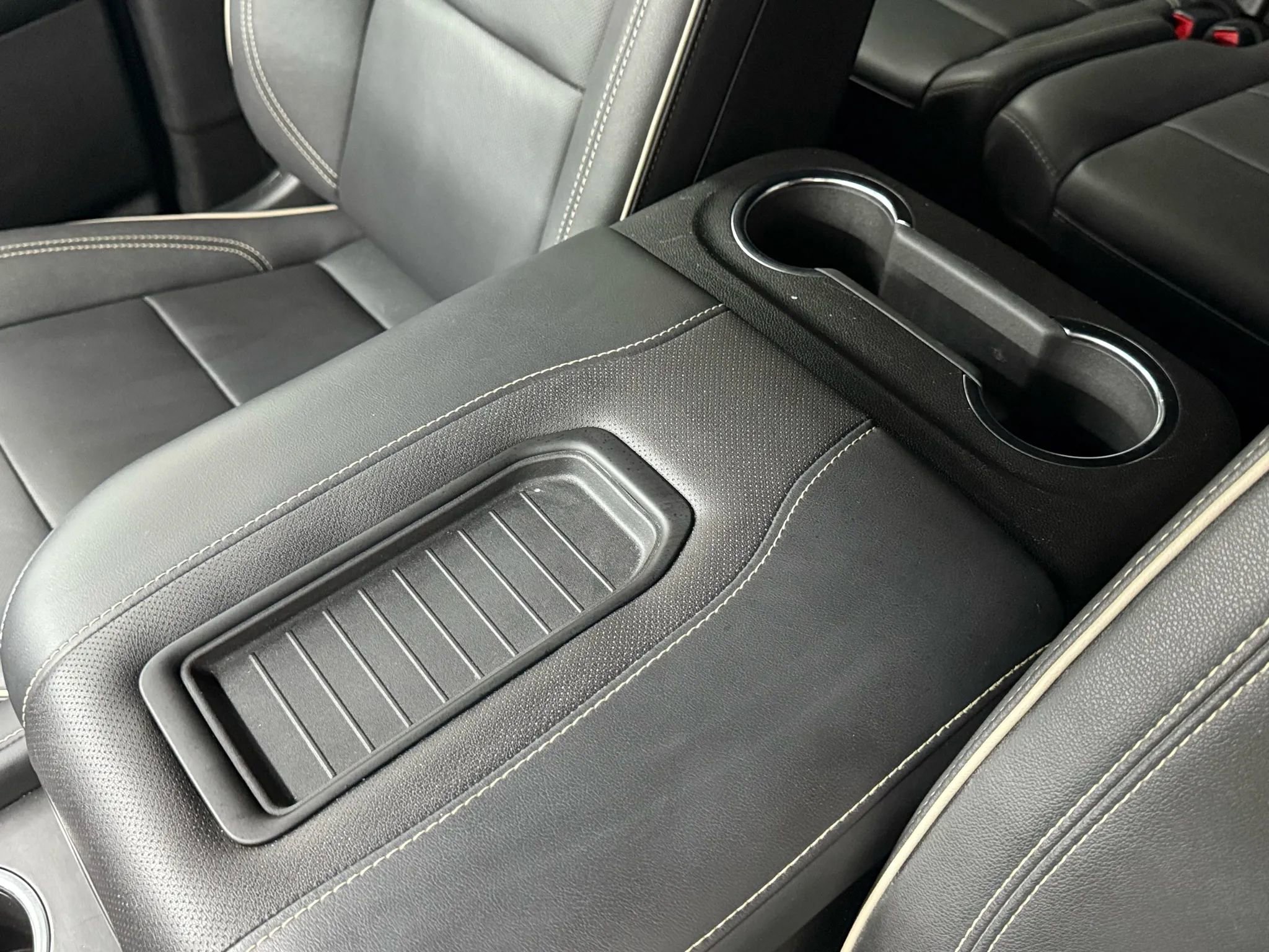 Used 2024 GMC Yukon SLT image 47