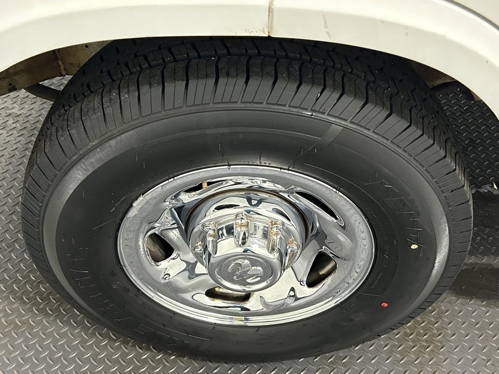 Used 2001 Dodge B3500 image 22