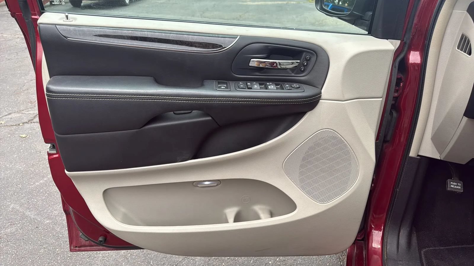 Used 2014 Chrysler Town & Country Limited w/ Luxury Group FWD image 20