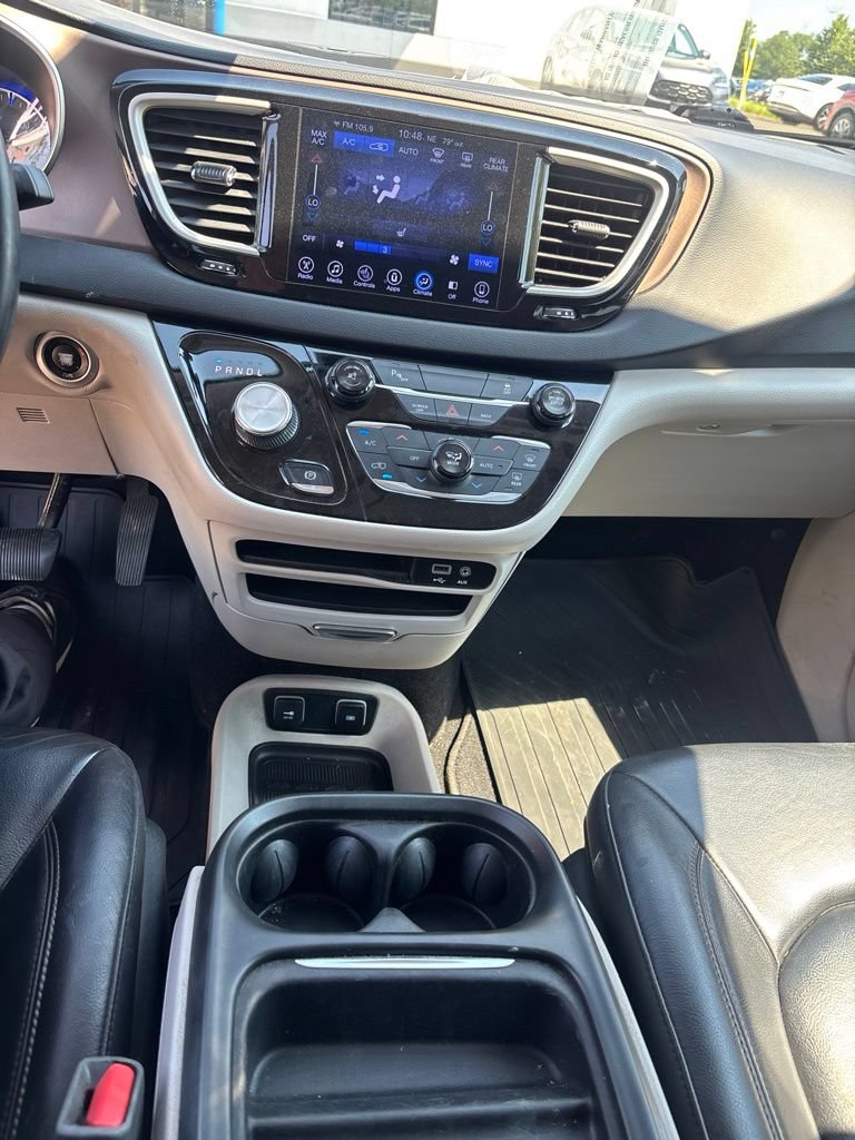 Used 2017 Chrysler Pacifica Touring-L FWD image 29