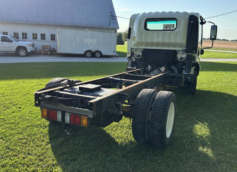 Used 2019 Isuzu NPR image 8