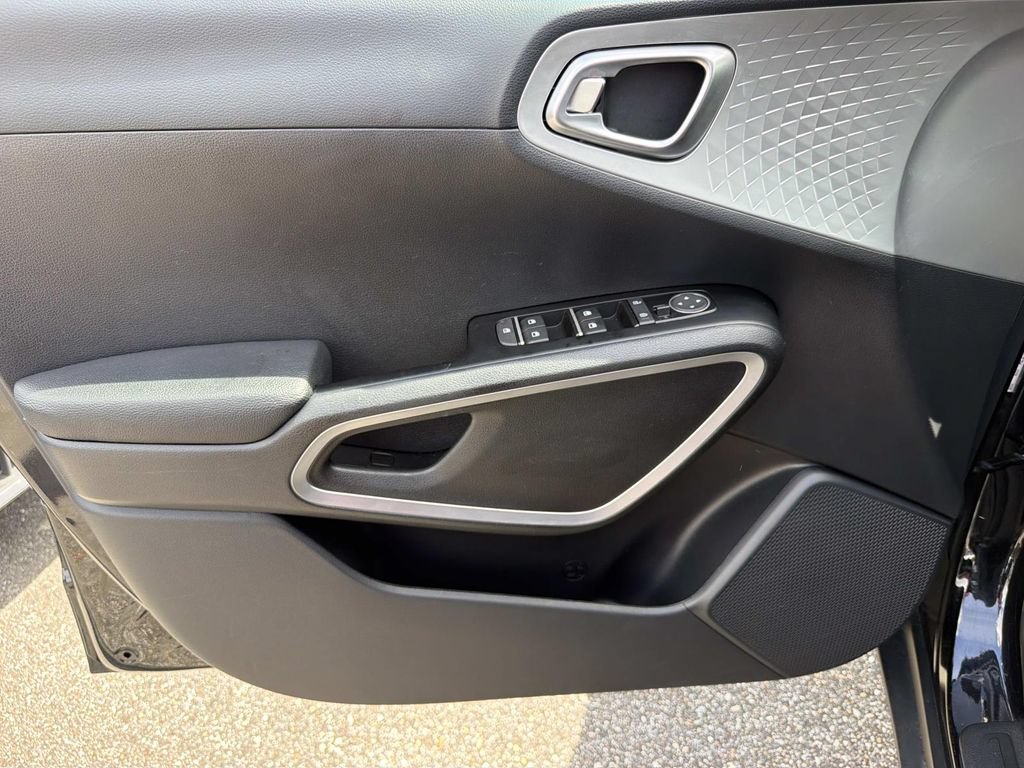Used 2025 Kia Soul LX w/ LX Technology Package FWD image 15