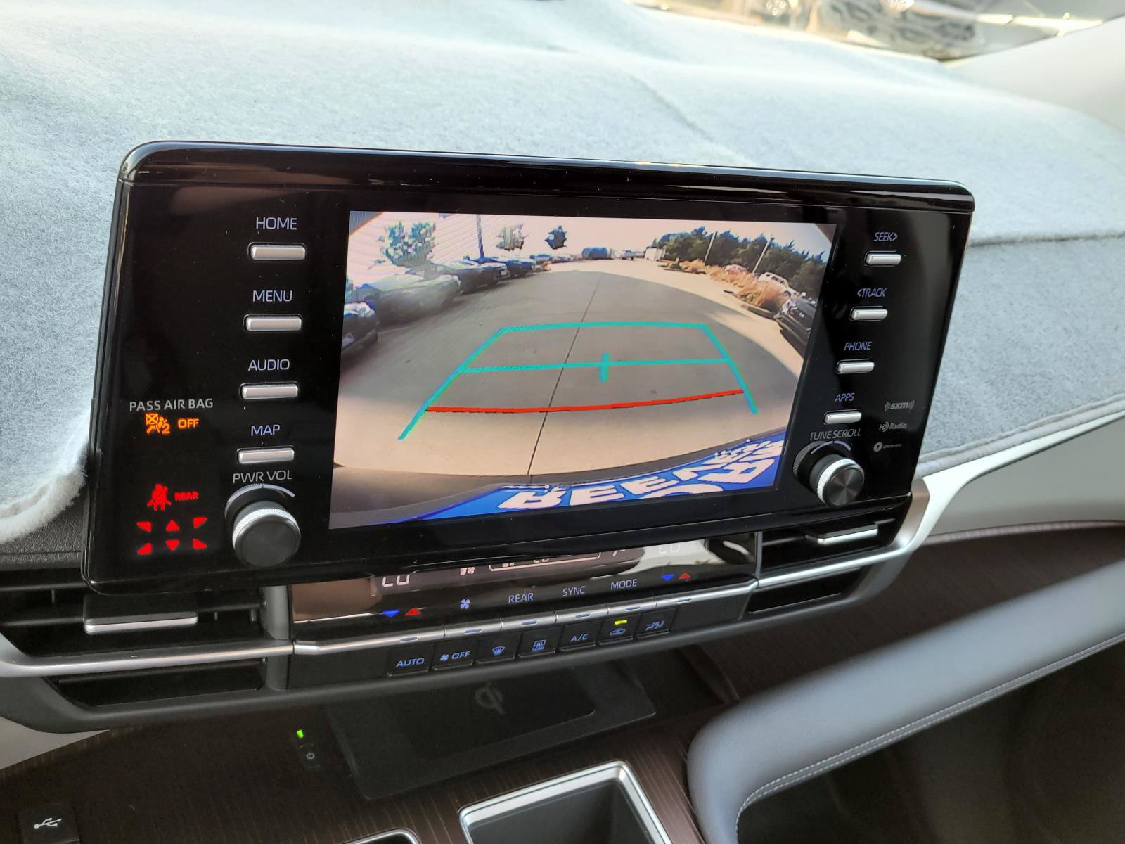 Used 2023 Toyota Sienna LE w/ LE Plus Package FWD image 10