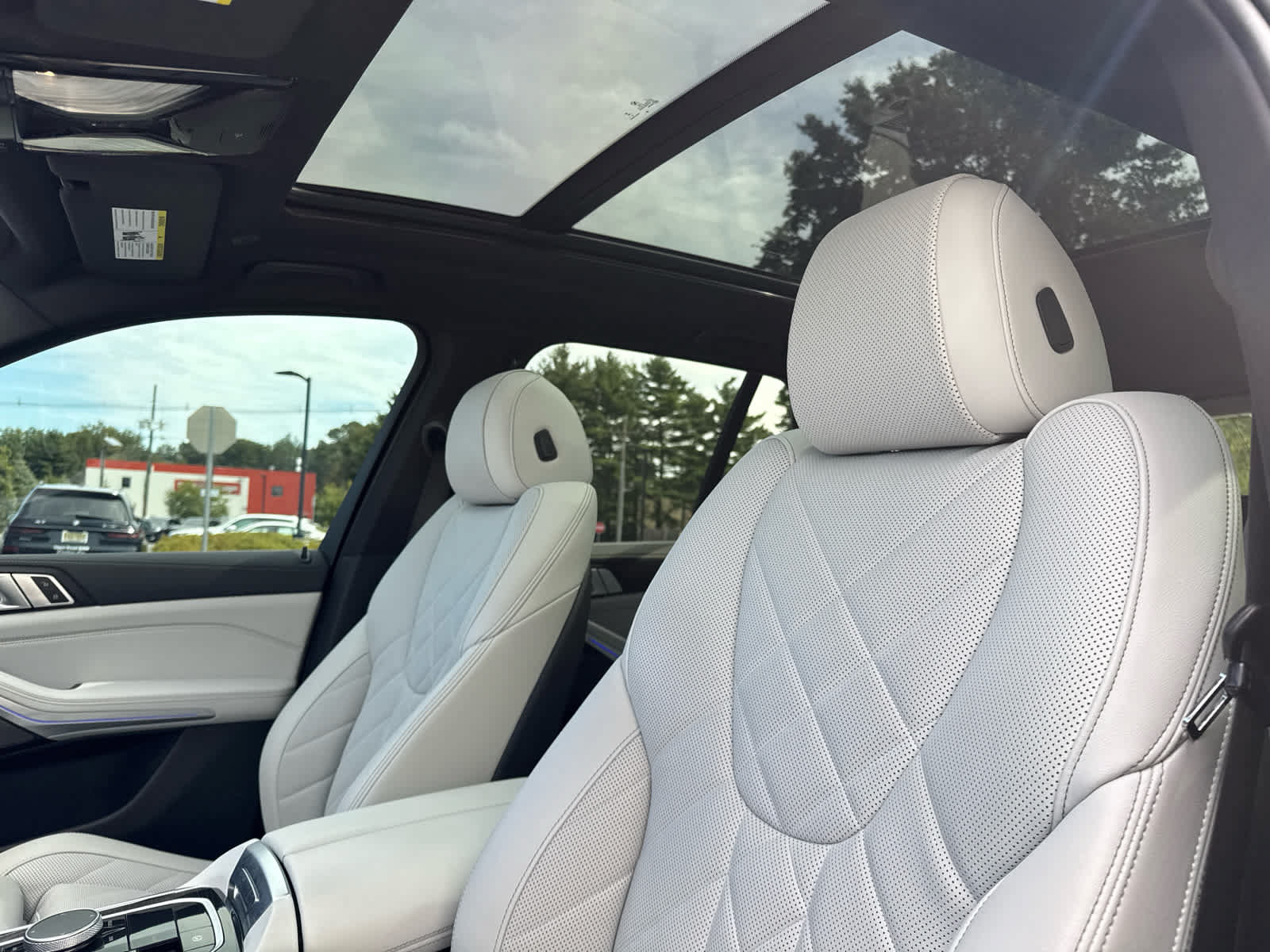 Used 2024 BMW X5 xDrive40i w/ M Sport Package AWD/4WD image 12