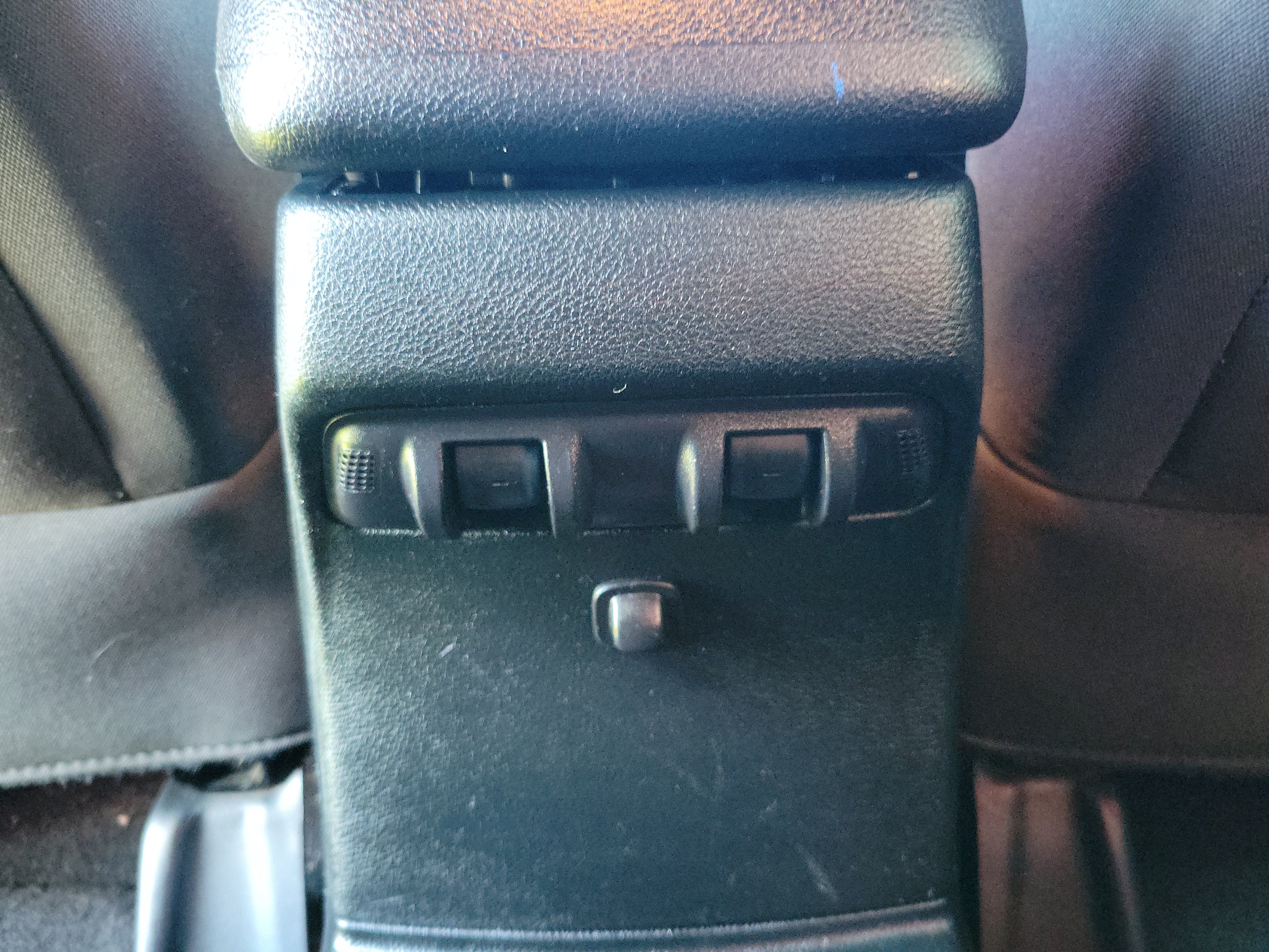 Used 2018 Jeep Wrangler Unlimited Sahara AWD/4WD image 7
