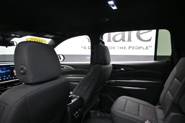 Used 2025 Chevrolet Traverse LT FWD image 26