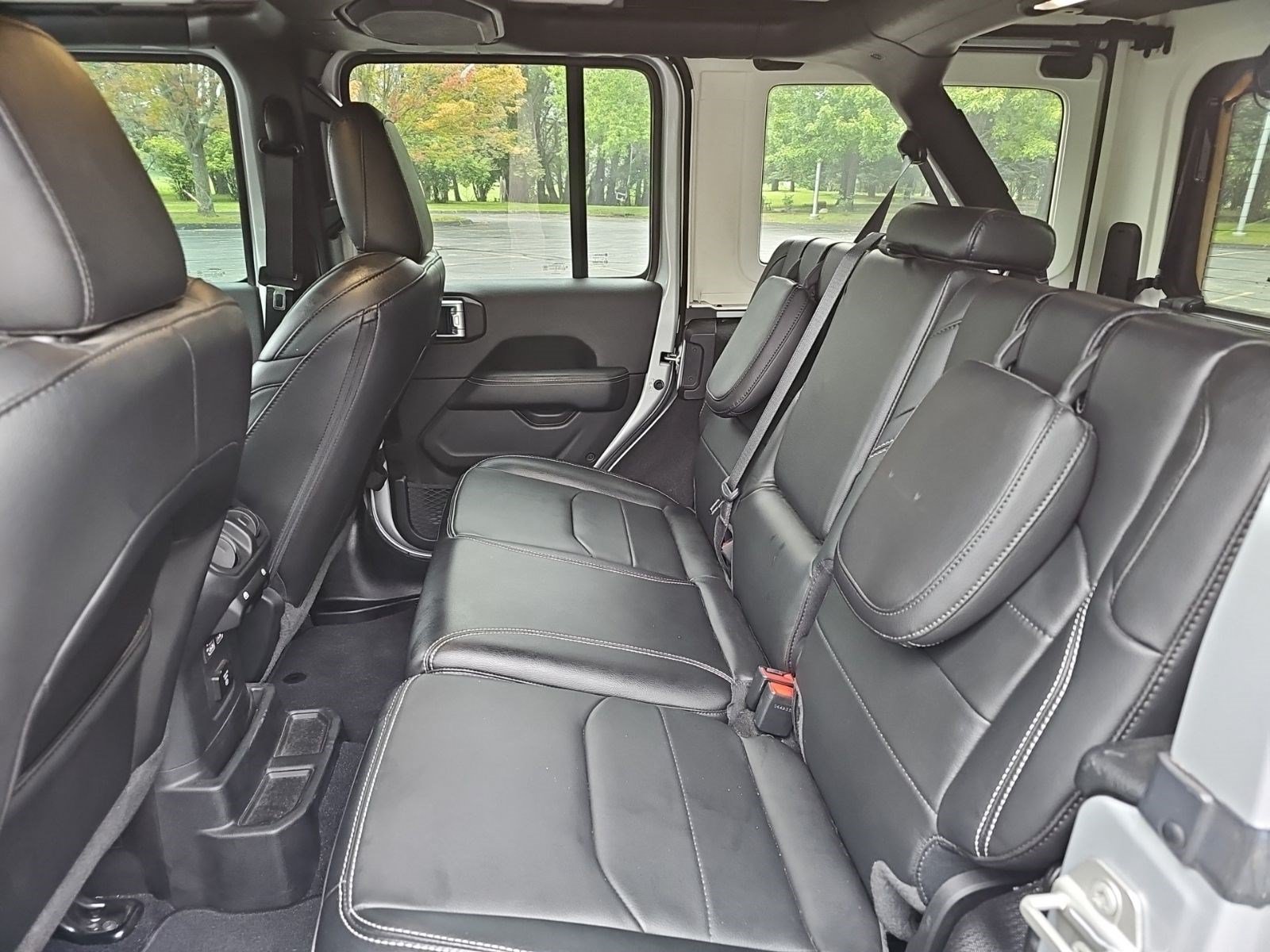 Used 2023 Jeep Wrangler Unlimited Sahara w/ Cold Weather Group AWD/4WD image 17