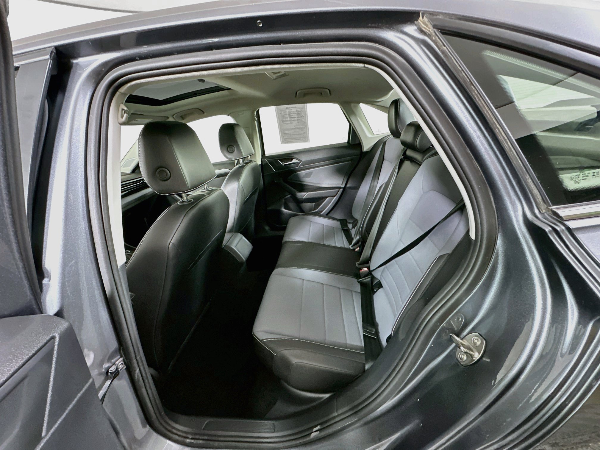 Used 2025 Volkswagen Jetta SE FWD image 27