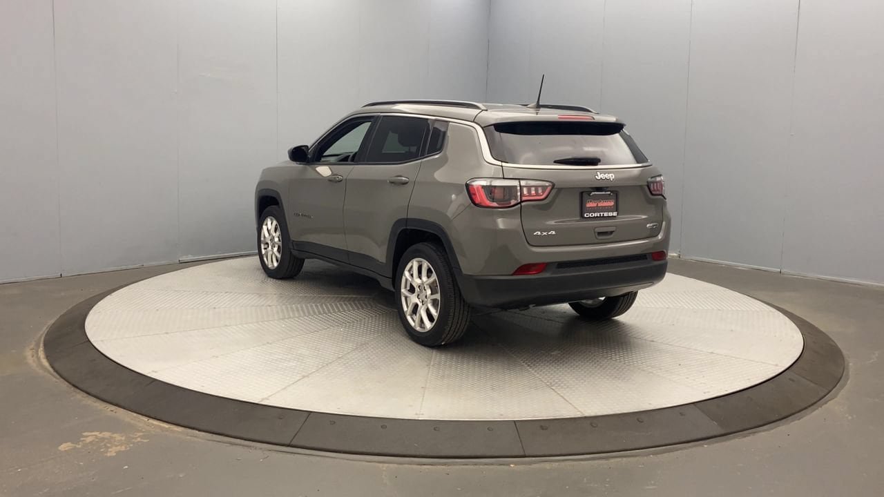 Used 2023 Jeep Compass Latitude AWD/4WD image 3