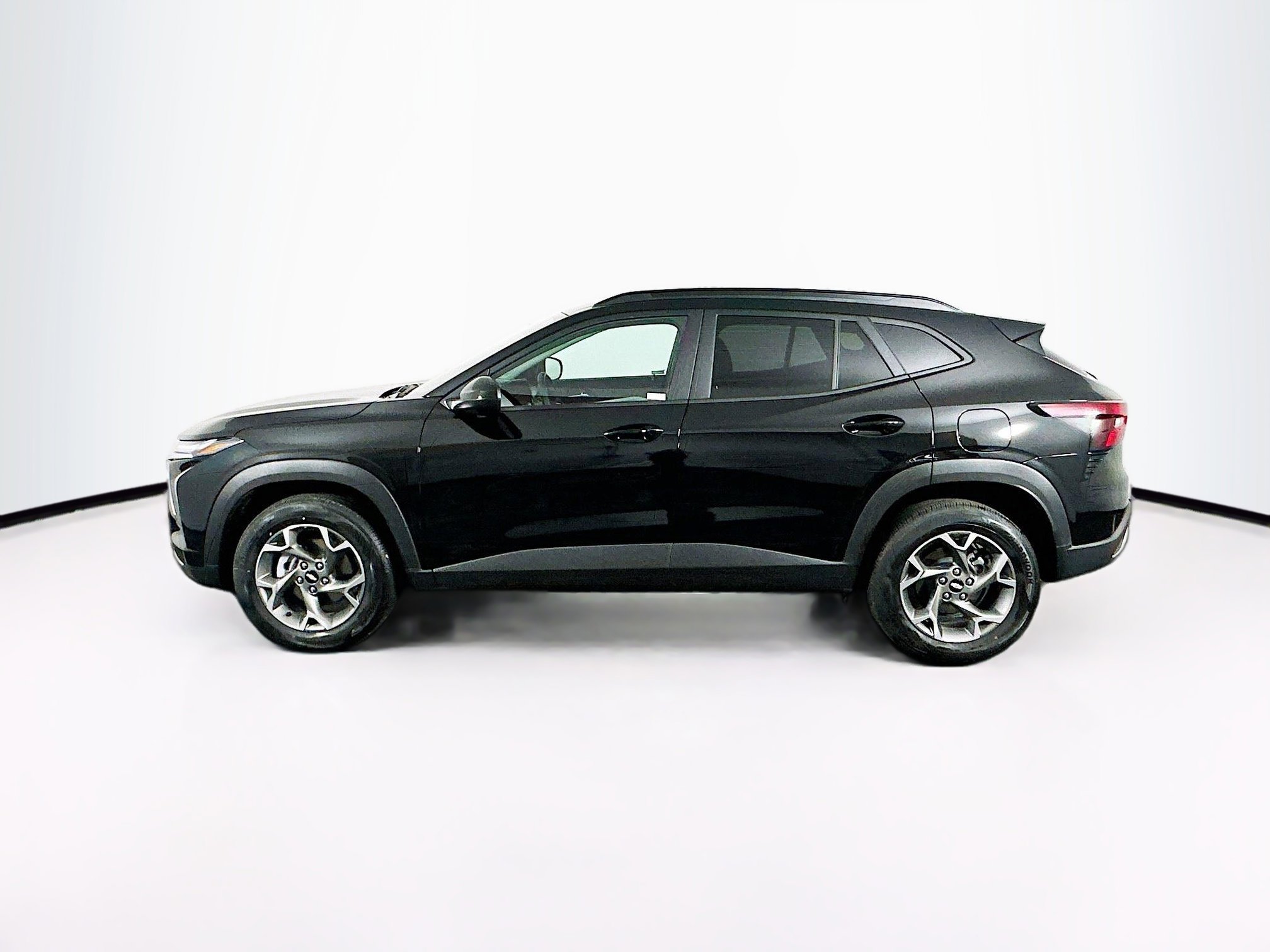 Used 2025 Chevrolet Trax LT w/ LT Convenience Package image 4