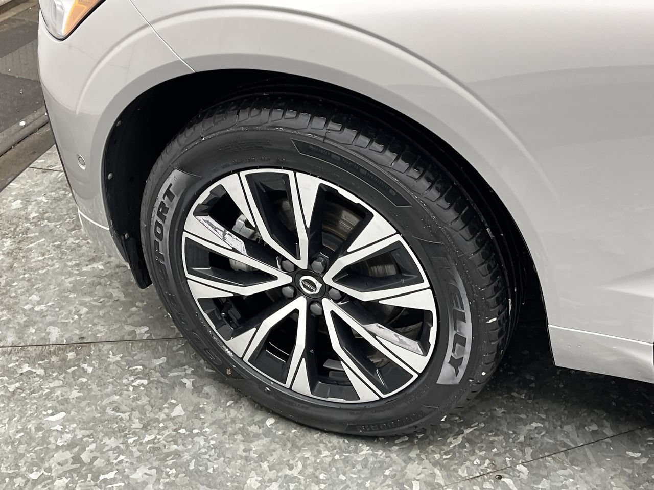 Used 2024 Volvo XC60 B5 Plus AWD/4WD image 31