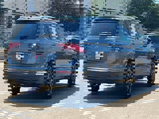 Used 2022 Volkswagen Tiguan SE w/ Panoramic Sunroof Package image 8