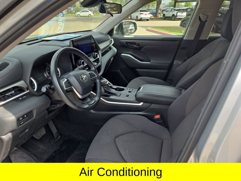 Used 2024 Toyota Highlander LE FWD image 13