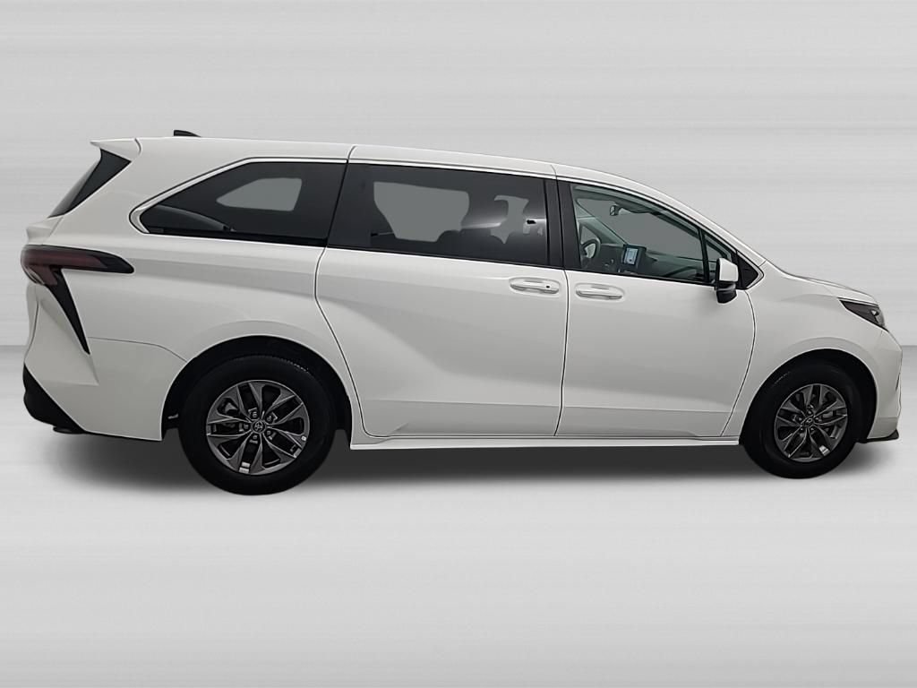 Used 2026 Toyota Sienna LE FWD image 3